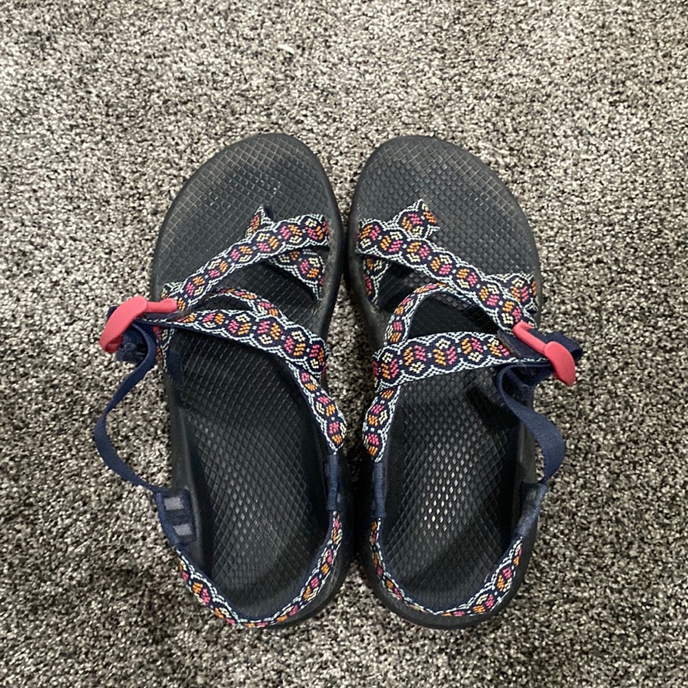 Chacos with toe loop